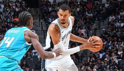 开云注册-文班亚马32+12+8卡斯尔15+10 马刺主场轻取黄蜂