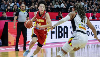 开云app-女篮队长杨舒予10中3：仅7+3+4+2+1 下半场4中0遭冻结